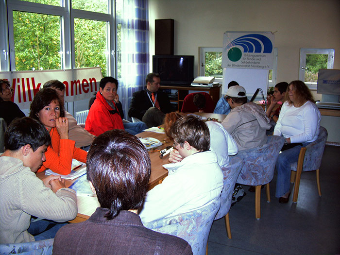 Eine Arbeitsgruppe sitzt gemeinsam an einem Tisch.